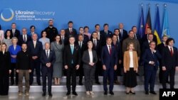 ირაკლი კობახიძე (წინა მარჯვენა რიგში მარჯვნიდან პირველი) გერმანიაში უკრაინის მხარდამჭერ კონფერენციაზე ჩავიდა