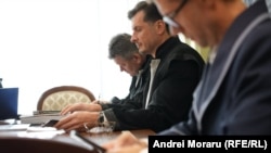 Procurorul Vitalie Codreanu (în prim plan), avocații Lucian Rogac și Ion Vîzdoaga, la Judecătoria Buiucani, 31 octombrie 2025.