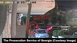 15 წუთში ჯაიანი ჩამორბის კიბეზე და მირბის ავთანდილის ქუჩაზე. ვიდეოსათვალთვალო კამერის ჩანაწერი კესარია აბრამიძის მკვლელობის დღეს ასახავს.