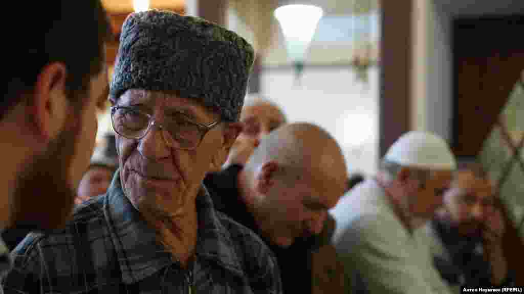 В августе 2017 года крымскотатарский активист Сервер Караметов был задержан в Симферополе за одиночный пикет в поддержку одного из лидеров крымских татар Ахтема Чийгоза. Он пришел к зданию Верховного суда Крыма с плакатом: «Путин, наши дети не террористы!». В отношении него составили два административных протокола.