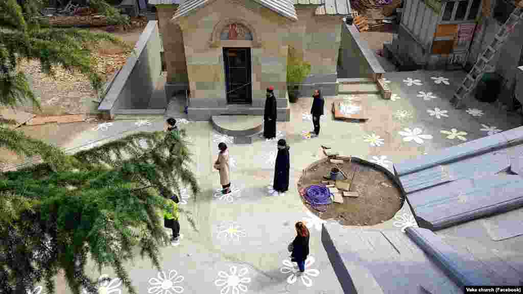 Cveće naslikano na podu crkve Vake u glavnom gradu Gruzije Tbilisiju pomažu posetiocima da drže socijalnu distancu, 25. mart.  