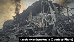 რუსეთის ჯარების ავიადარტყმით გამოწვეული ნგრევა უკრაინის ხერსონის ოლქში. 2025 წლის 21 აპრილი