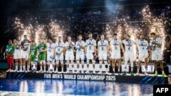 Българският национален отбор със сребърните си медали от Световното първенство по волейбол за мъже във Филипините