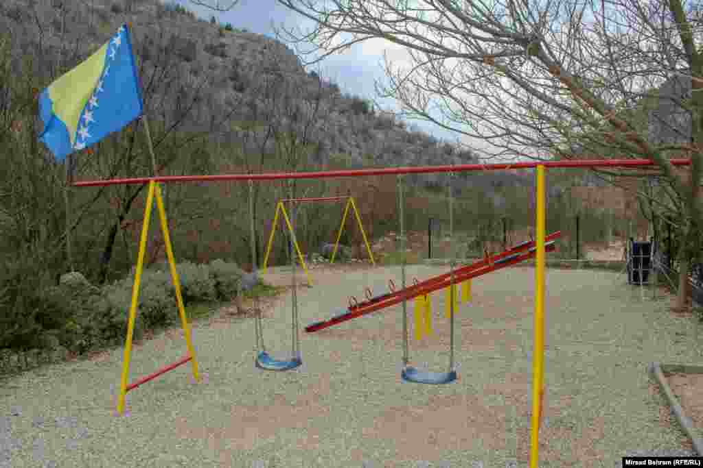 Eko centar Blagaj Omladinskog kluba novi val radi i programe Interethnic Cooperation (međuetničke saradnje), u okviru kojih kroz Centar rade na spajanju djece iz škola na bosanskom, hrvatskom i srpskom jeziku iz Mostara (Federacija BiH) i Nevesinja (bh entitet Republika Srpska). Na slici je dječije igralište u okviru Centra.