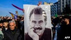 Сторонники РПК с портретом Абдуллы Оджалана, 27 февраля 2025 года