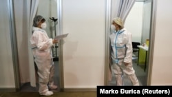 Medicinski radnici na punktu za masovnu vakcinaciju na Beogradskom sajmu, (19. januar 2021.)