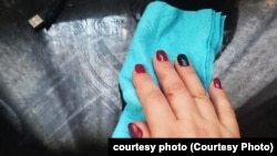 ოჯახმა იცის, რომ მაია გერმანიაში ჭურჭლის მრეცხავად მუშაობს.