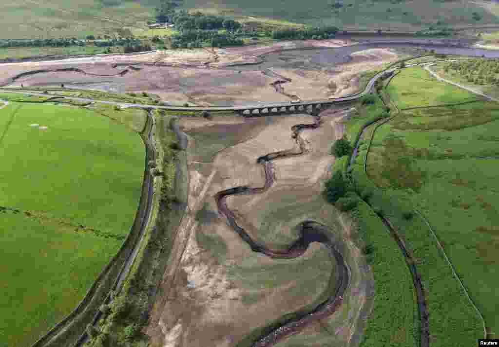 A tanulmány arról is ír, hogy a hőség és az aszály miatt a mezőgazdaságot és az élelmiszeripart is komoly kár éri, azaz százmilliók maradhatnak élelem nélkül, ami újabb migrációs válságot okozhat. A kép nem Dél-Európában, hanem az Egyesült Királyságban készült június 16-án, az egy szakaszán teljesen kiszáradt woodheadi víztározóról