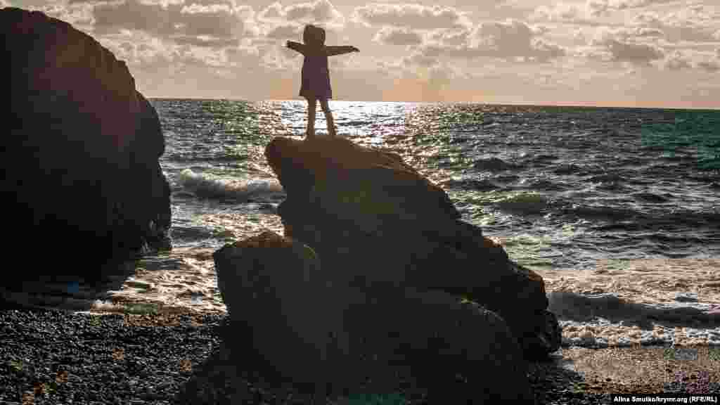 Мыс Меганом – одно из самых теплых мест Крыма, которое располагается между Коктебелем и Судаком. Когда-то эту территорию населяли древние греки, они и дали название мысу. Меганом в переводе с греческого – «просторный дом» или «большое поселение»