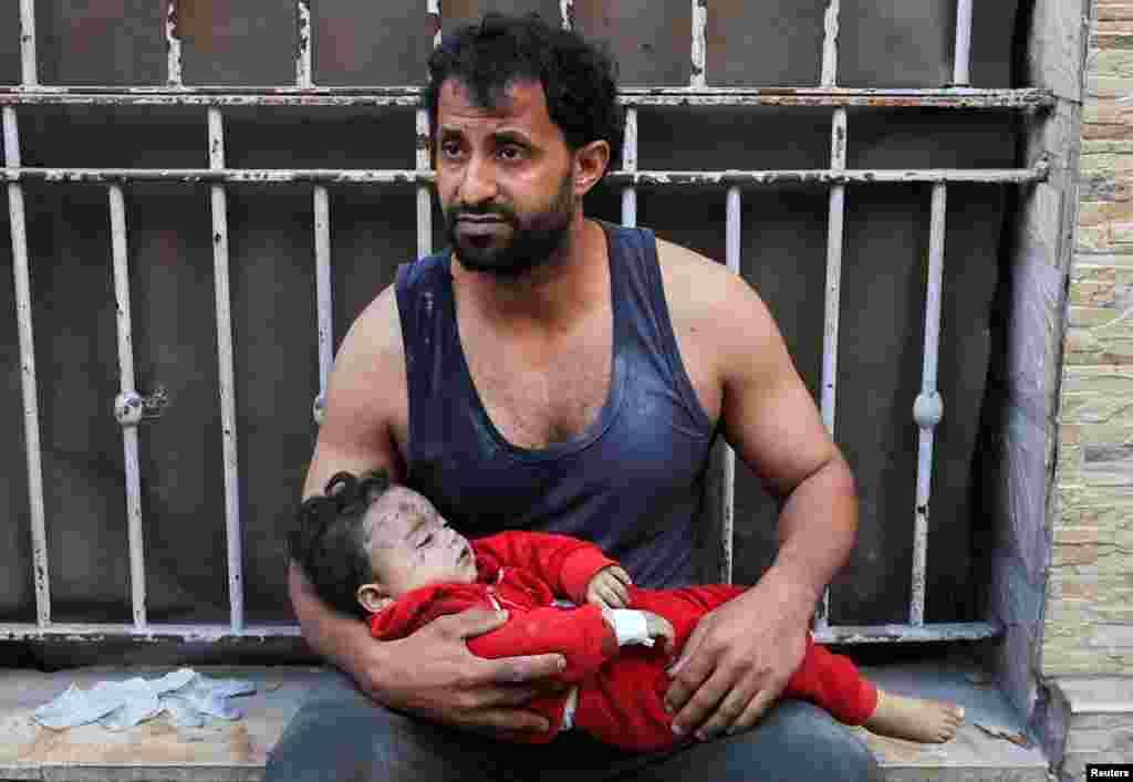 Čovjek drži tijelo palestinskog djeteta ubijenog u izraelskom napadu, prema riječima ljekara, u bolnici u gradu Gazi 18. marta 2025.