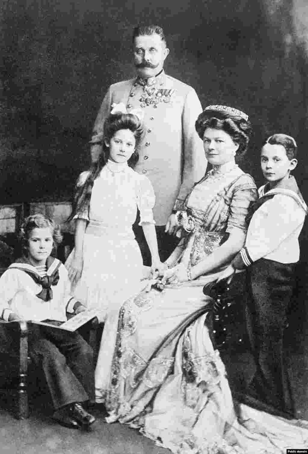 Nadvojvoda Franc Ferdinand sa suprugom Sofijom, vojvotkinjom od Hohenberga i njihovo troje djece Sofijom, Maksimilijanom i Ernstom. Nadvojvoda je 28. juna 1914. trebao posjetiti vojne jedinice u Sarajevu, a na taj dan je bila i godišnjica njegovog braka sa Sofijom.