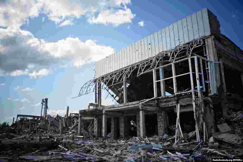 Луганский аэропорт выглядит не менее грустно, чем его донецкий "коллега"