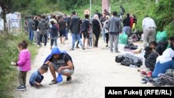 Migrantske porodice s djecom ispred kampa Ušivak kod Sarajeva, BiH, 22. septembar 2020.