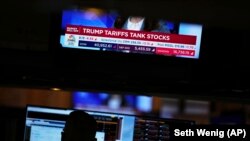 Ekran s finansijskim vestima u Njujorškoj berzi, 3, april 2025.