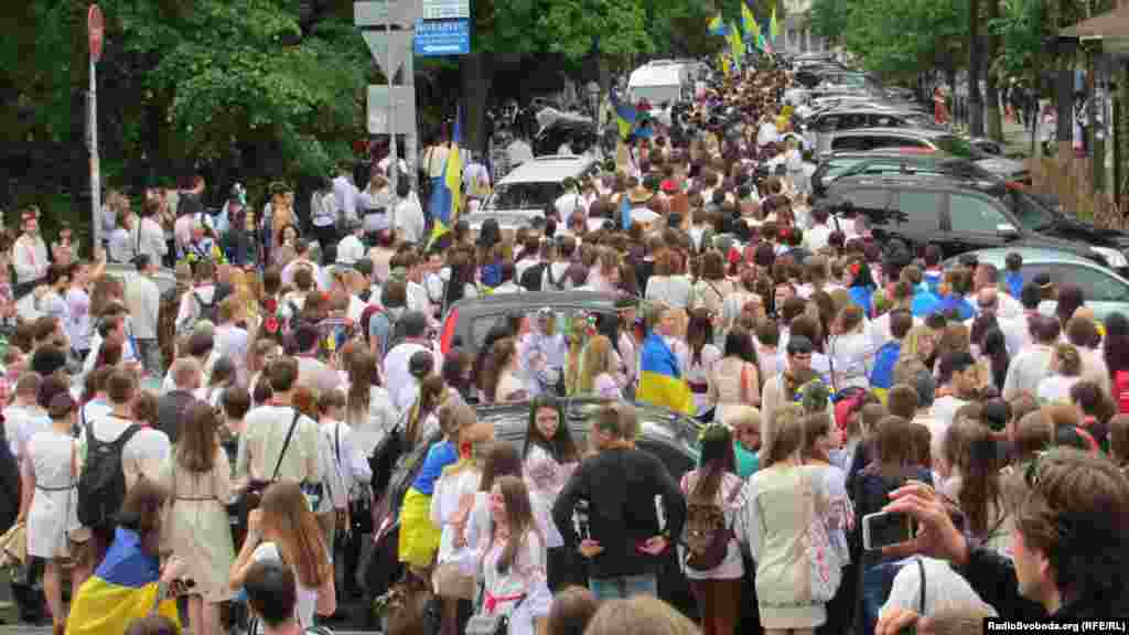 У столиці пройшов «Мегамарш у вишиванках», Київ, 17 травня 2014 року