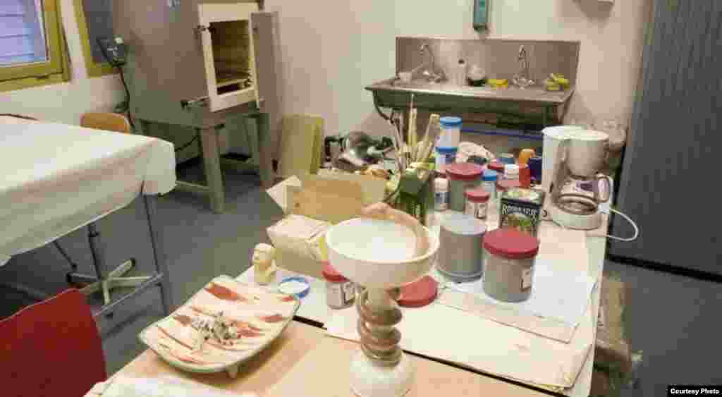 Затримані мають змогу самі готувати собі їжу, до їхніх послуг – поставник традиційних балканських продуктів, свіжого м’яса і риби.