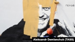 Рабочий закрашивает граффити с портретом Алексея Навального в Петербурге. Апрель, 2021 года. Архив