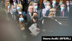 Gordana Čomić (u sredini sa crnom maskom na licu), ministarka za ljudska prava, prilikom polaganja zakletve članova nove Vlade Srbije, 28. oktobra 2020. LGBT polaže nadu da će Čomićeva istrajati i da će se Nacrt zakona o istopolnom partnerstvu do proleća naći pred poslanicima.
