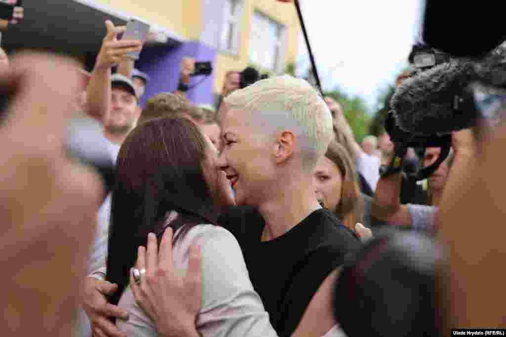 Сторонницу Светланы Марию Колесникову накануне задержали, но через полчаса появились сообщения, что её якобы с кем-то "перепутали". Милиционеры извинились перед ней и отпустили. 9 мая она пришла к избирательному участку, чтобы поддержать Светлану Тихановскую. Третья политик из предвыборного триумвирата - Вероника Цепкало, жена бывшего кандидата в президенты Белоруссии, оппонента Александра Лукашенко, Валерия Цепкало, уехала из страны, опасаясь уголовного преследования, проголосовала в Москве, однако намерена вернуться в Минск