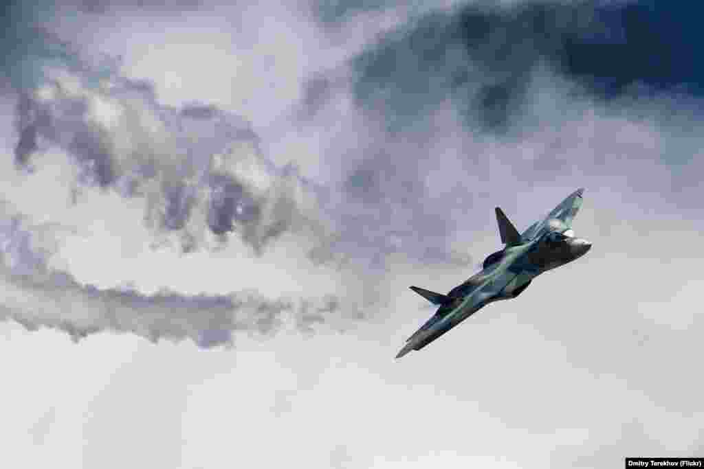 Российский Су-57 на авиасалоне. Самолет рекламировали как российское пятое поколение истребителей – и по технологии "невидимок", и по электронике, и по способности выполнять различные задачи на поле боя 