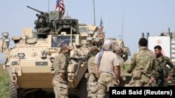 Amerilki vojnici razgovoraju sa pripadnicima milicije sirijskih kurda YPG u blizini turske granice, u aprilu 2017.