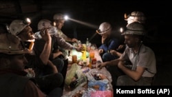 Rudari u rudniku u Zenici, na pauzi tokom smjene, 29. aprila 2021. 