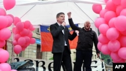 Gujon se, kako sam navodi, u Srbiju preselio 2012. godine, nedugo nakon što je učestvovao u Francuskoj na predizbornim skupovima 2011. godine, kao potencijalni predsednički kandidat Bloka identitaraca (na fotografiji na skupu u Lionu 2011)