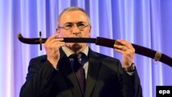 Михайло Ходорковський з шаблею фонду Казміра Пулавського на церемонії вручення премій «Лицар волі» у Варшаві. 3 грудня 2016 року