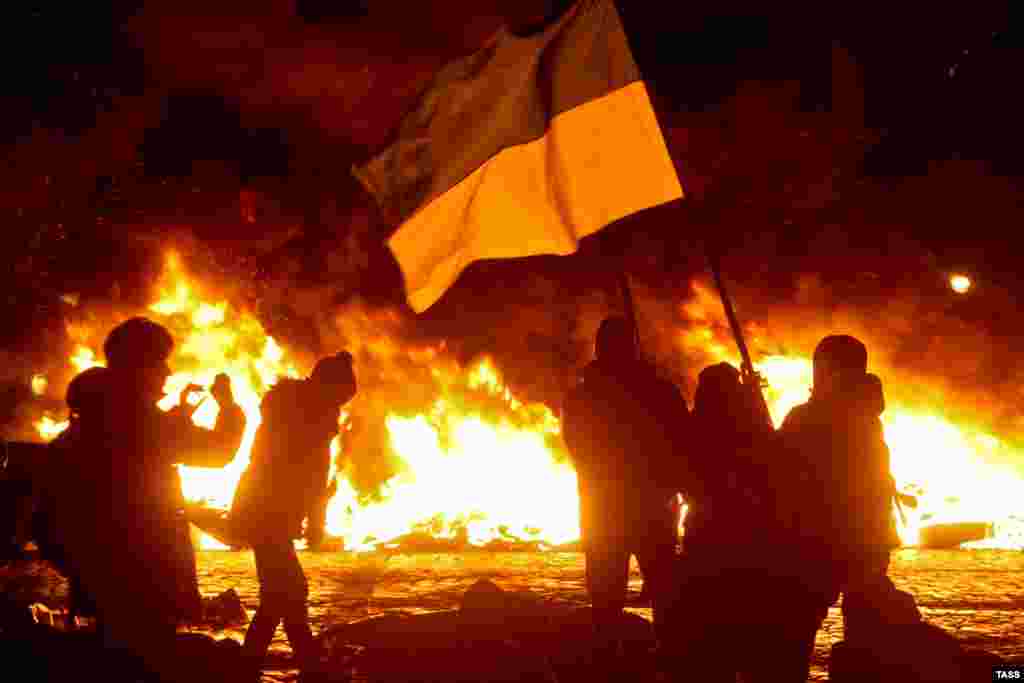 Кроме того, акционисты били палками по металлическим листам, создавая "характерное звучание киевского Майдана". 