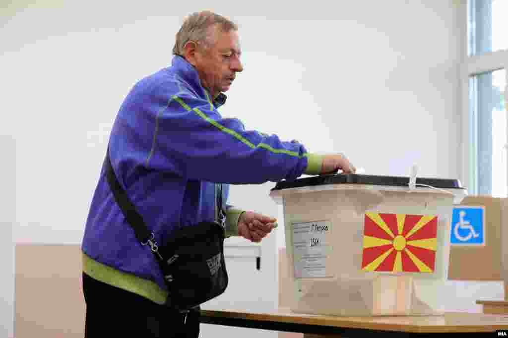 U ovom drugom krugu nema izbornog praga, što znači da će kandidat koji osvoji najviše glasova biti izabran. Skoplje, 2. novembar 2025.