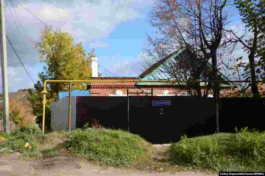 Еще немного местной топонимики. Улица-дублёр &mdash; Пионерская. Так что в разговоре с местными жителями всегда лучше конкретизировать, какую из казанских Пионерских вы имеете в виду. Эта находится в Сосновке. А в соседнем поселке Аки есть улица Волкова.&nbsp;Вторая по счету улица Волкова в Казани. Но названа в честь не того же Волкова, что первая. Акинский Волков &ndash; местный секретарь комсомольской ячейки, убит&nbsp; кулаками, его могила теперь находится на садовом участке СНТ &quot;Акинское&quot;. По сути, это центральная улица посёлка. И она до сих пор остается незаасфальтированной, весной и осенью тут непролазная грязь. &nbsp;