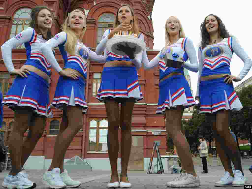 Rusija - Članice kluba za podršku predsjednika učestvovale su u proslavi 46. rođendana ruskog predsjednika Medvedeva, 14.09.2011. Foto: Maksim Shemetov