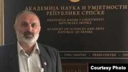 Ćirilica je bila suptilno progonjena, tako što je mistifikovana kao retrogradna, nacionalistička i tako dalje: Miodrag Kojić