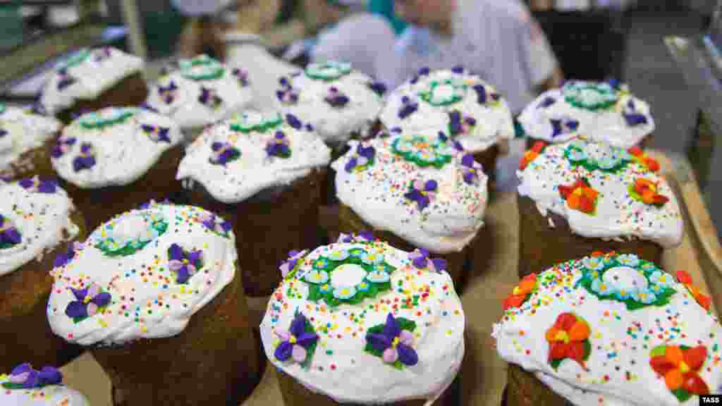 Выпечка пасхальных куличей на предприятии «Крымхлеб» в Симферополе 