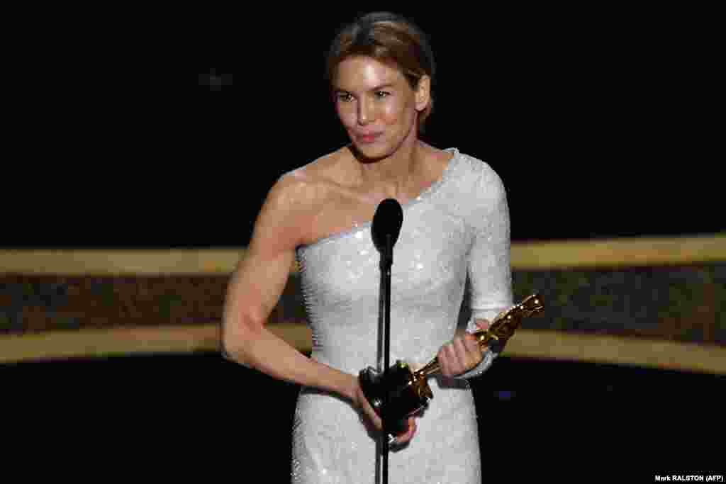 Američka glumica Renee Zellweger osvojila je Oskara za najbolju žensku glavnu ulogu u filmu o Judy Garland "Judy". 