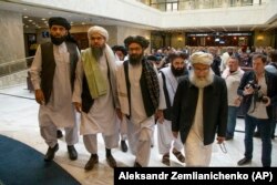 Mulah Abdul Gani Baradar, najviši politički lider talibanske grupe (treći slijeva), stiže s drugim članovima talibanske delegacije na razgovore u Moskvu 28. maja 2019.