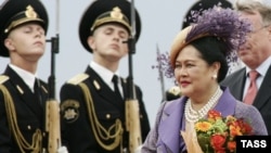 Королева Таиланда Сирикит по время посещения России, аэропорт Внуково, 2 июля 2007 года