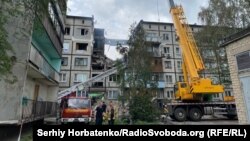 У Державній службі з надзвичайних ситуацій повідомили, що внаслідок влучання БпЛА частково зруйновані квартири з третього по п’ятий поверхи