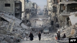 Palestinci prolaze pored uništenih zgrada u Gazi 12. oktobra 2025.