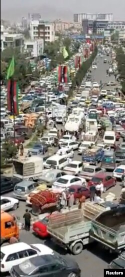 Vozila u zakrčenoj ulici u Kabulu, u Afganistanu, 15. augusta 2021.
