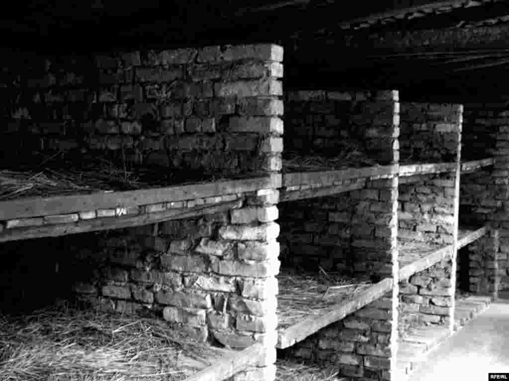 27.01. 1945. oslobođen je najveći nacistički logor smrti Auschwitz, simbol holokausta i stradanja, u kojem je tokom Drugog svetskog rata najmonstruoznije stradalo najmanje 1,5 milion ljudi.