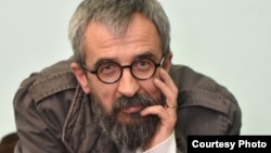 U svom romanu „Schindlerov lift“, Darko Cvijetić opisuje život u jednom soliteru „Crveni 101“, od prije, te tokom rata. Početkom rata soliter i njegova okolica postaju prizorište iz akcijskih filmova, a onda stratište i na koncu groblje.
