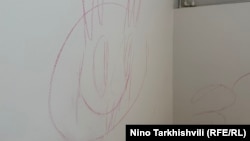 კედელი ჰოსტელის დერეფანში, 31 მარტი, 2025 წელი