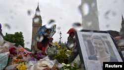 Cveće na mestu ubistva Jo Cox