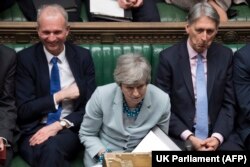 May pokušava da pronađe neki izlaz iz naizgled bezizlazne situacije