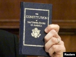 Odredba 3. u 14. amandmanu Ustava SAD kaže da niti jedna osoba koja je bila uključena u „pobunu ili ustanak“ protiv Sjedinjenih Država neće obavljati nijednu funkciju u Sjedinjenim Državama, niti civilnu niti vojnu.