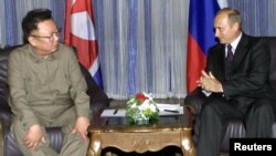 Керівники Північної Кореї і Росії, Кім Чен Ір та Володимир Путін (праворуч) під час зустрічі у Владивостоці, 23 серпня 2002 року