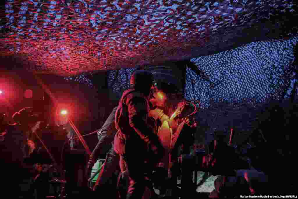 Под утро бойцы по команде и с соответствующим корректированием кладут в подающий лоток снаряд за снарядом. Орудие регулярно меняет угол. Интенсивность использования каждой гаубицы зашкаливает.