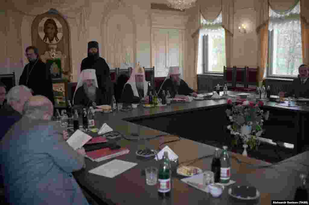 The Russian Orthodox Church attempted to mediate a compromise between the legislature and the executive branch without success.