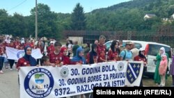 Učesnici "Marša mira" stižu u Potočare, 10. juli 2025. 